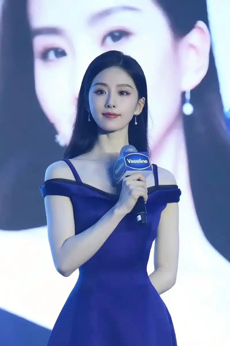 刘诗诗蓝色吊带礼服造型优雅美丽#一眼沦陷# #惊艳瞬间# #娱乐大赏