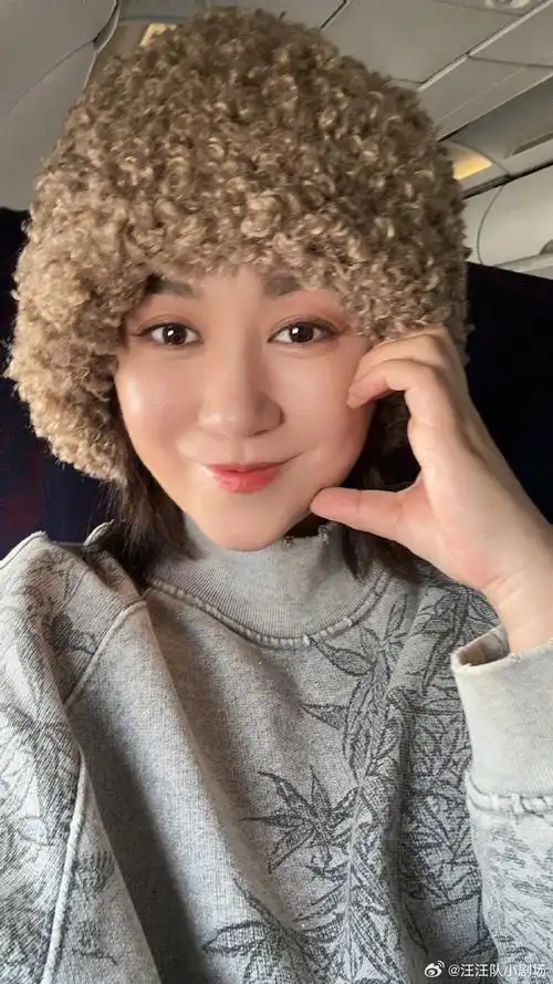 马丽脸颊比心感谢观众##马丽比心自拍