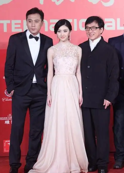 景甜的身材太瘦了,穿抹胸裙不加荷叶都不行,幸好衣品高级会修身