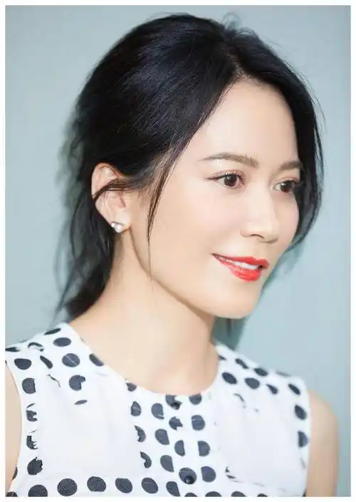 先看看47岁的俞飞鸿最爱的3件单品是什么_衬衫_女性_裙子