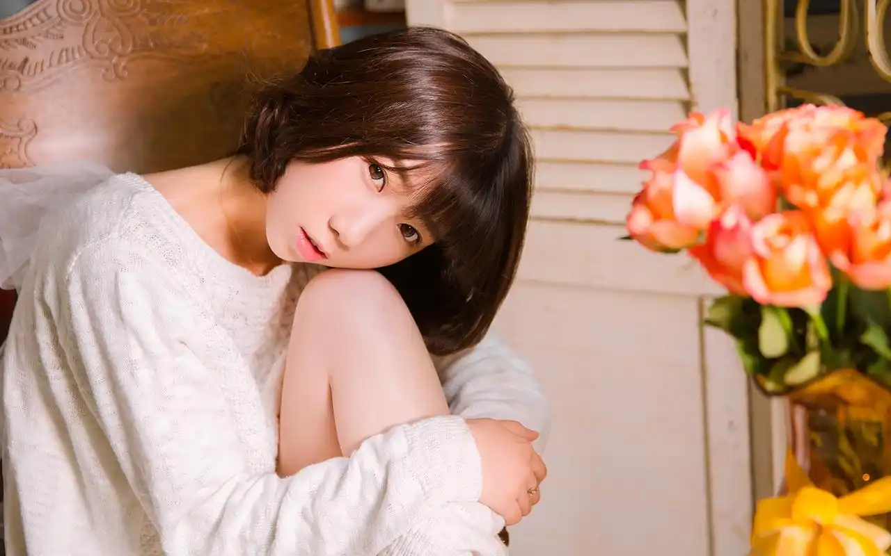 绝佳气质的短发美女写真桌面壁纸