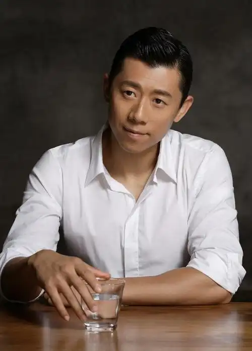 夏雨:结婚不邀请父亲,婚后与母亲明算账,妻子袁泉为他感到心疼