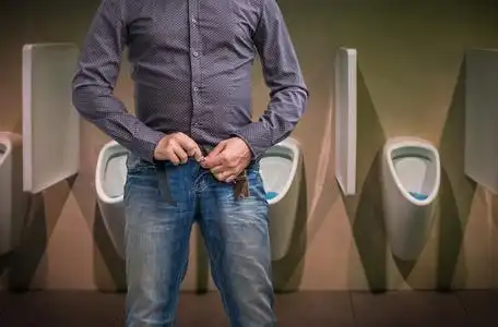 人端上公共厕所小便后把拉链拉他的裤子照片