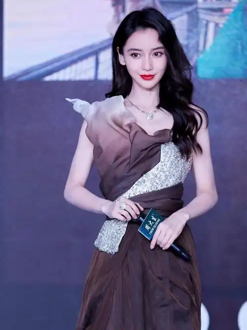 angelababy好会穿,用黑色皮夹克配吊带半身裙,辣妈身材不输女团|杨颖