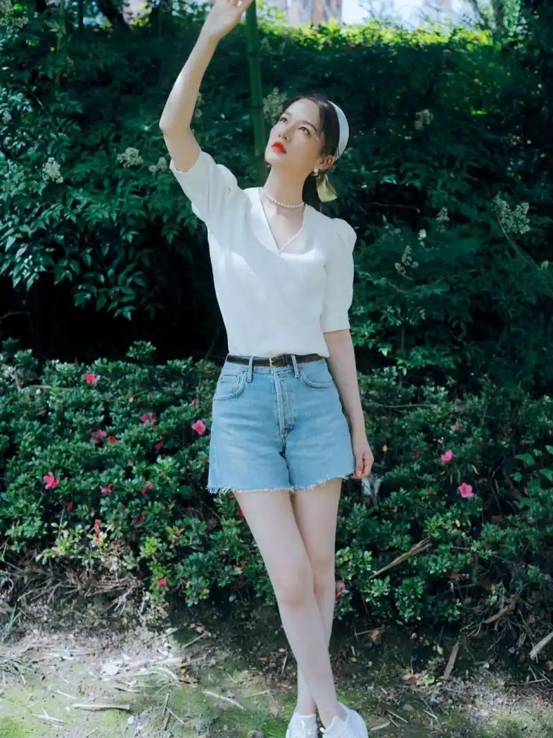 李沁私服合辑|夏天就是浅色系的战场 李沁近期四套私服穿搭91简单