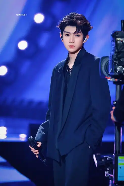 王源官宣加盟江苏卫视跨年##王源烟熏妆