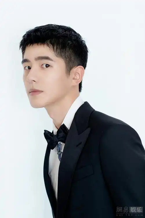 刘昊然西装配白衬衫干净帅气