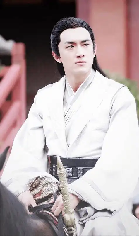 《与凤行》各种剧照中,林更新的造型就屡屡帅上了热搜↓林更新的古装