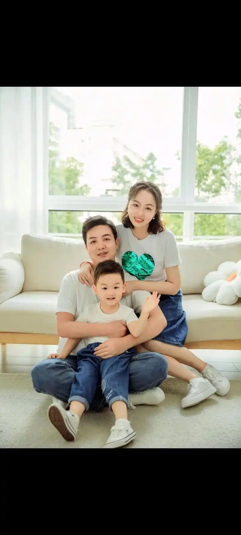 看着儿子他们一家三口这么幸福快乐!