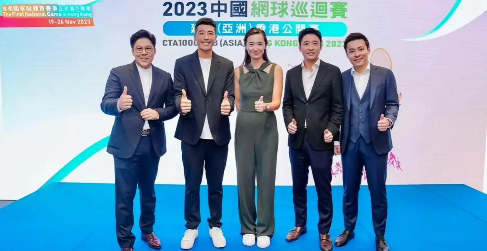 霍启山晒三兄弟同框,霍启刚很照顾弟弟  前不久的照片了,霍启山刚晒