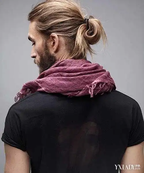 丰盈蓬松的中长发散落下来看起来杂乱无章,不如将头发全部向后梳理