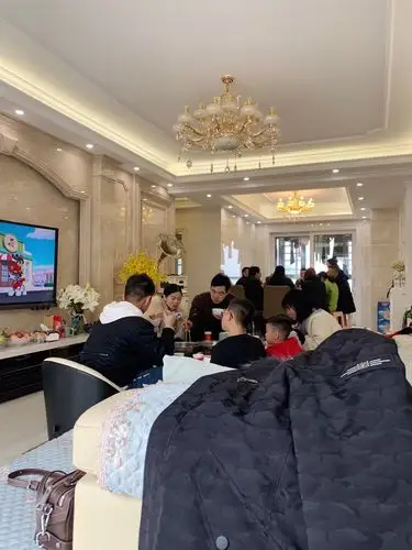 过年啦家里来了很多客人,很热闹