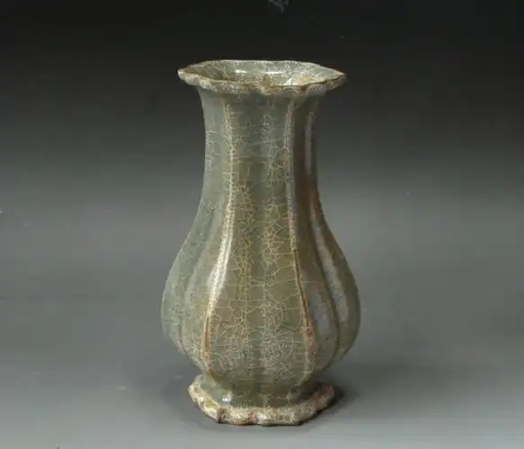 龙泉溪口窑白菜瓶,过去被一些不专业的瓷器收藏类书籍标注为南宋官窑