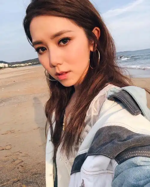 邓紫棋素颜比化妆还美明星最爱贡方堂阿胶雪莲膏美容养颜