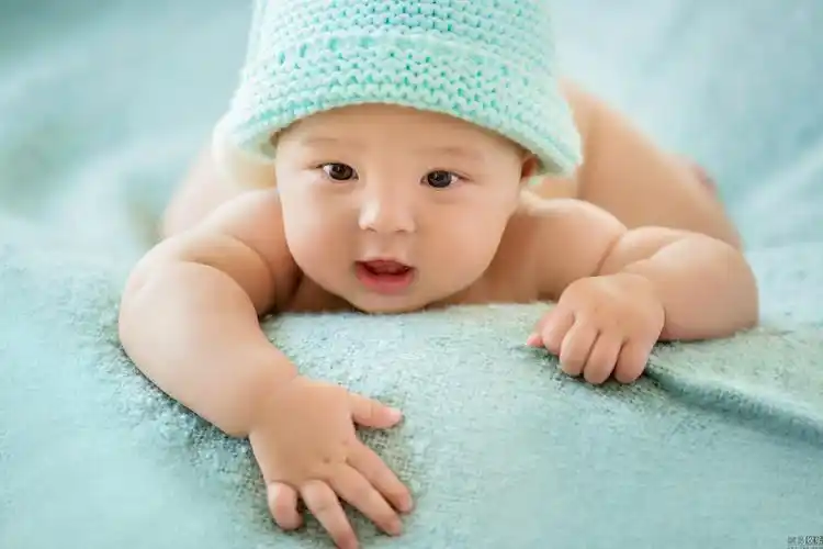 小可爱艾登带着蓝色毛帽子