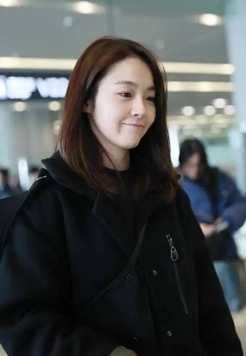 张佳宁素颜也很有杀伤力就算说她是高中生也不过分穿的也低调