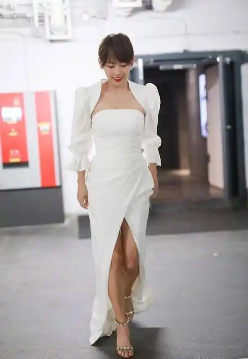 原创张嘉倪穿白色连衣裙太纯情了还挺有清纯感的看起来不显龄