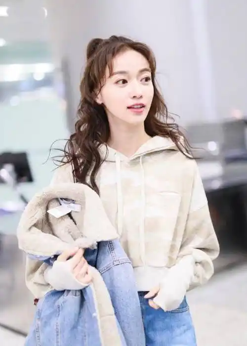 吴谨言"信号塔"丸子头也太可爱,配外套阔腿裤,私服充满学生范_少女