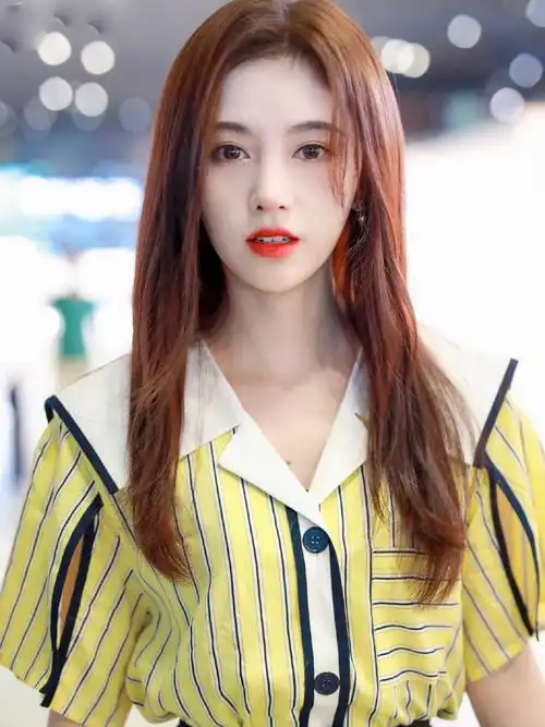 159cm鞠婧祎衬衫搭配半身裙轻松显高10cm