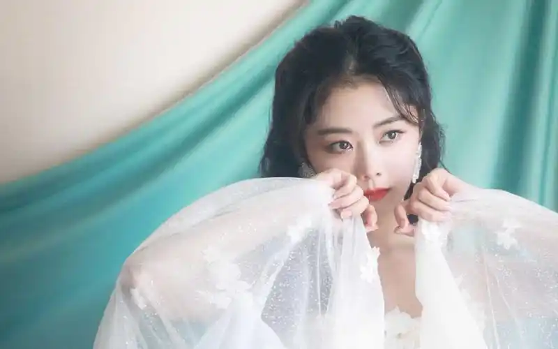 谭松韵蕾丝白裙唯美写真桌面壁纸