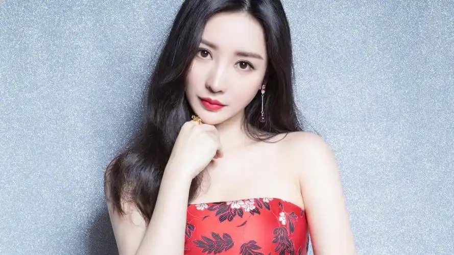 柳岩抹胸长裙露肩性感写真