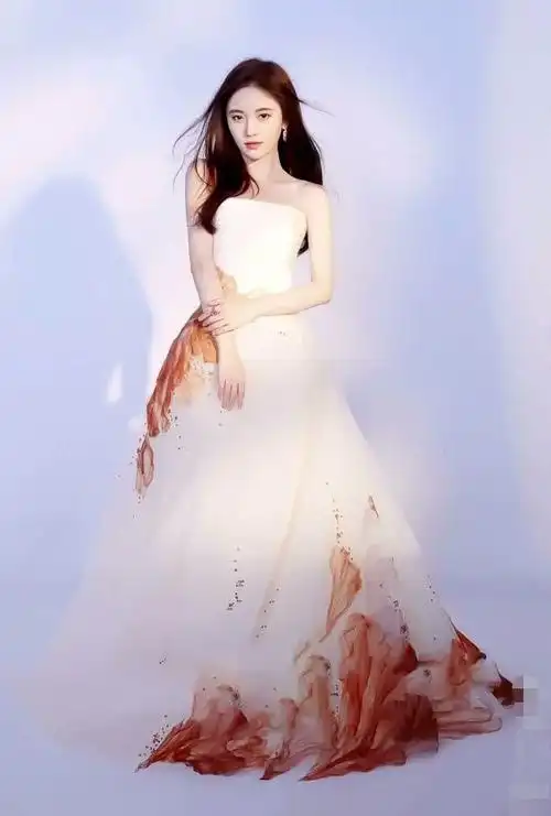 鞠婧祎穿纯白唯美礼服看清她的裙摆下方网友锦鲤体质