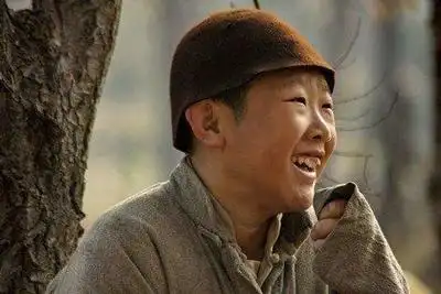 侯祥出生在一个普通的家庭中,他的命运十分的坎坷,在没有足月的时候