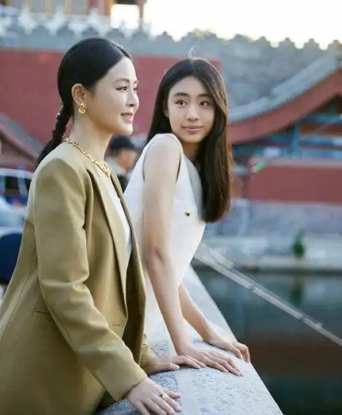 近日,佟大为的老婆关悦,在社交平台上晒出了与女儿的合照,瞬间引起