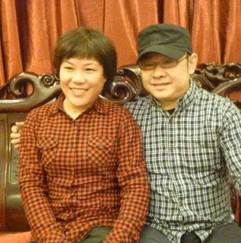 郁郁不得志的刀郎1993年在海南打工卖唱时,结识了来自新疆的歌手朱梅