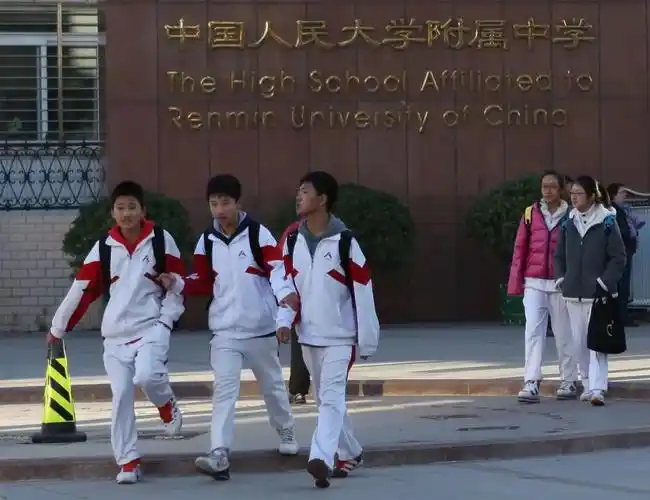 家里的亲戚都会夸她厉害,就连穿着人大附中的校服逛商场,周围的人也会