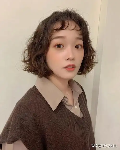 波波头,很容易显得头顶较尖,可以适当的烫一烫,增加整个发型的蓬松