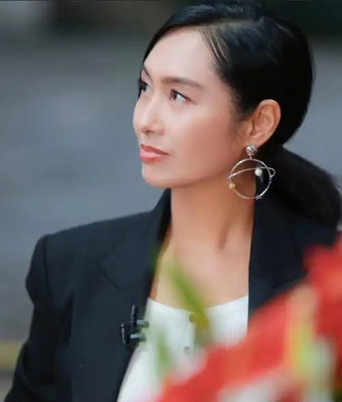 还具有很强的减龄感,如果不说,谁会相信这样魅力十足的朱茵已经50岁了