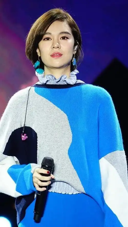 郁可唯的魅力原来这么强用毛衣搭配裤裙更有一种高级贵族感