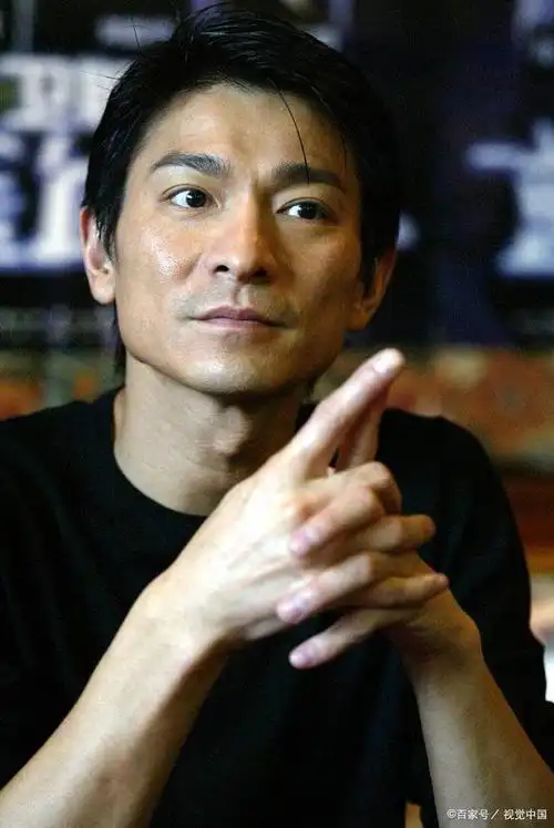 刘德华得罪签约公司被封杀,最难时洪金宝,帮他渡过难关