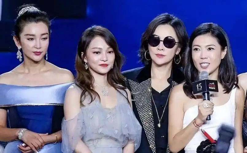 到了今年,白敬亭在春晚和魏大勋魏晨演唱《上春山》时上演一出"春山学