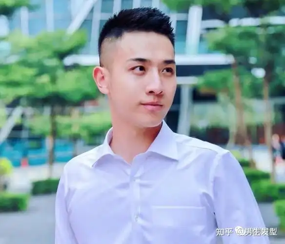 天气炎热男生别再留锅盖头发型了试试这3款清爽帅气短发