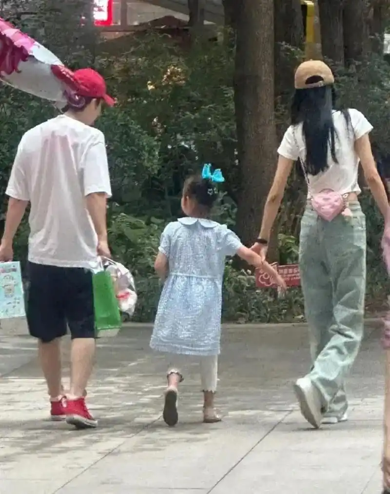 董子健孙怡一起带女儿逛街#7月28日,有网友晒出偶遇董子健 - 抖音
