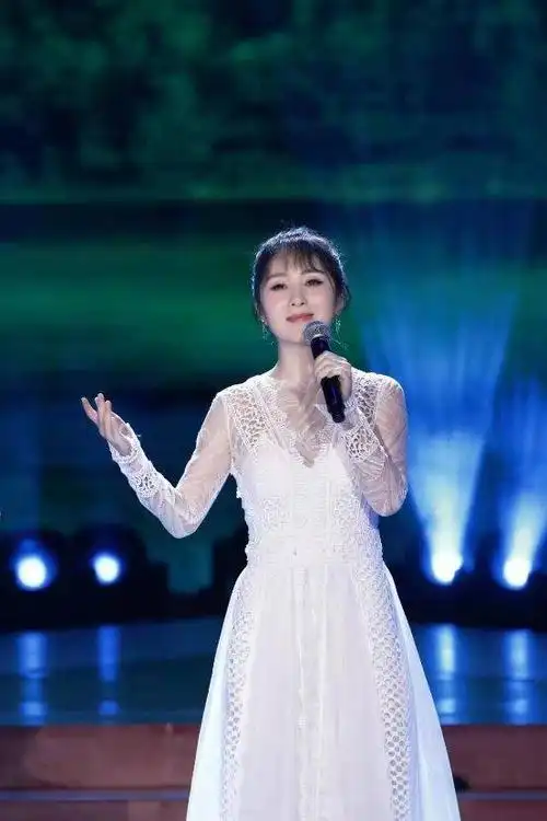 红色经典影视民歌,老红歌经典歌曲歌名(郭津彤《桃花红杏花白》在平遥