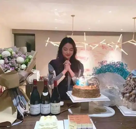 华为小公主网上晒哈佛毕业照 长像酷似大姐孟晚舟(图)