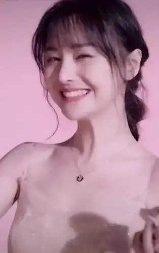 郑爽拍摄广告花絮曝光,当镜头"怼脸"直拍,近照美成楚雨荨!