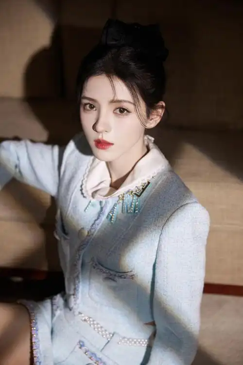 让她的势头一度超过同剧的袁冰妍,因为袁冰妍和欢瑞的关系闹僵,所以