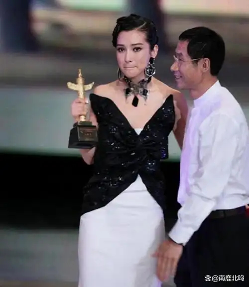 李冰冰,坐拥亿万身家,51岁仍未结婚生育,婚姻大事让父母发愁