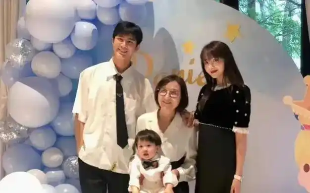 姜潮家太有钱了据说麦迪娜结婚前婆婆就在北京给她买了一栋小别墅