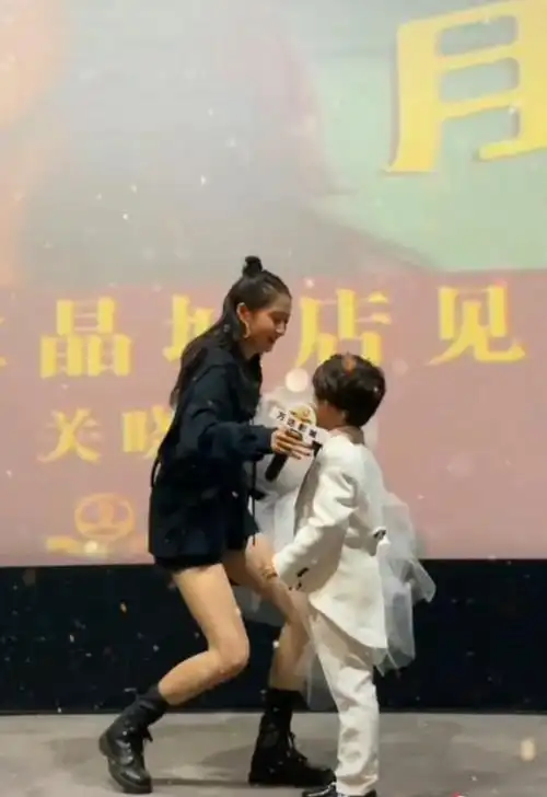 关晓彤被小孩表白,网友却只注意她抱孩子的姿势,鹿晗真捡到宝了