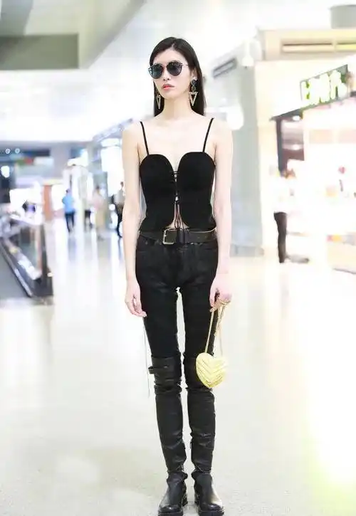 奚梦瑶不愧是豪门"阔太",穿20000吊带背心走机场,气场强大