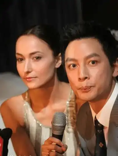 吴彦祖与妻子罕见秀恩爱,发际线上移明显,脸部爬满皱纹