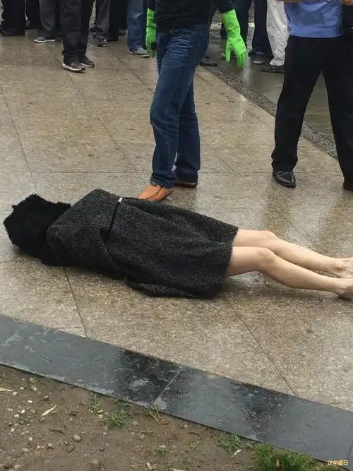 据网友爆料:5月24日凌晨,一年轻女子乘坐陕fb0998出租车在滨江花园