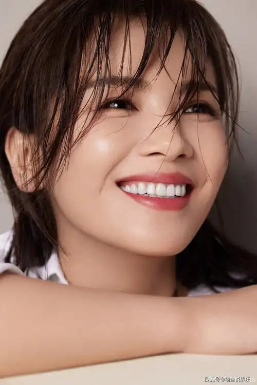 湿发写真里,刘涛微笑地面对镜头,露出标准的笑容,笑靥如花,面容灿烂