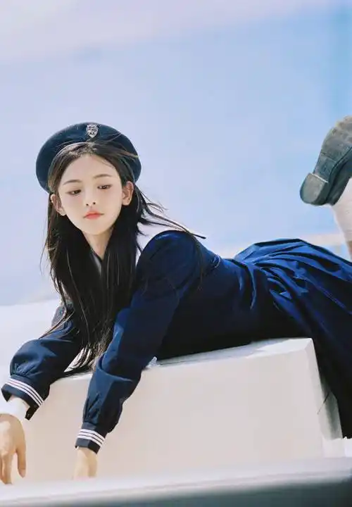 杨超越唯美海军风写真,身穿蓝色水手服,一张初恋脸模样清纯气质_美颜