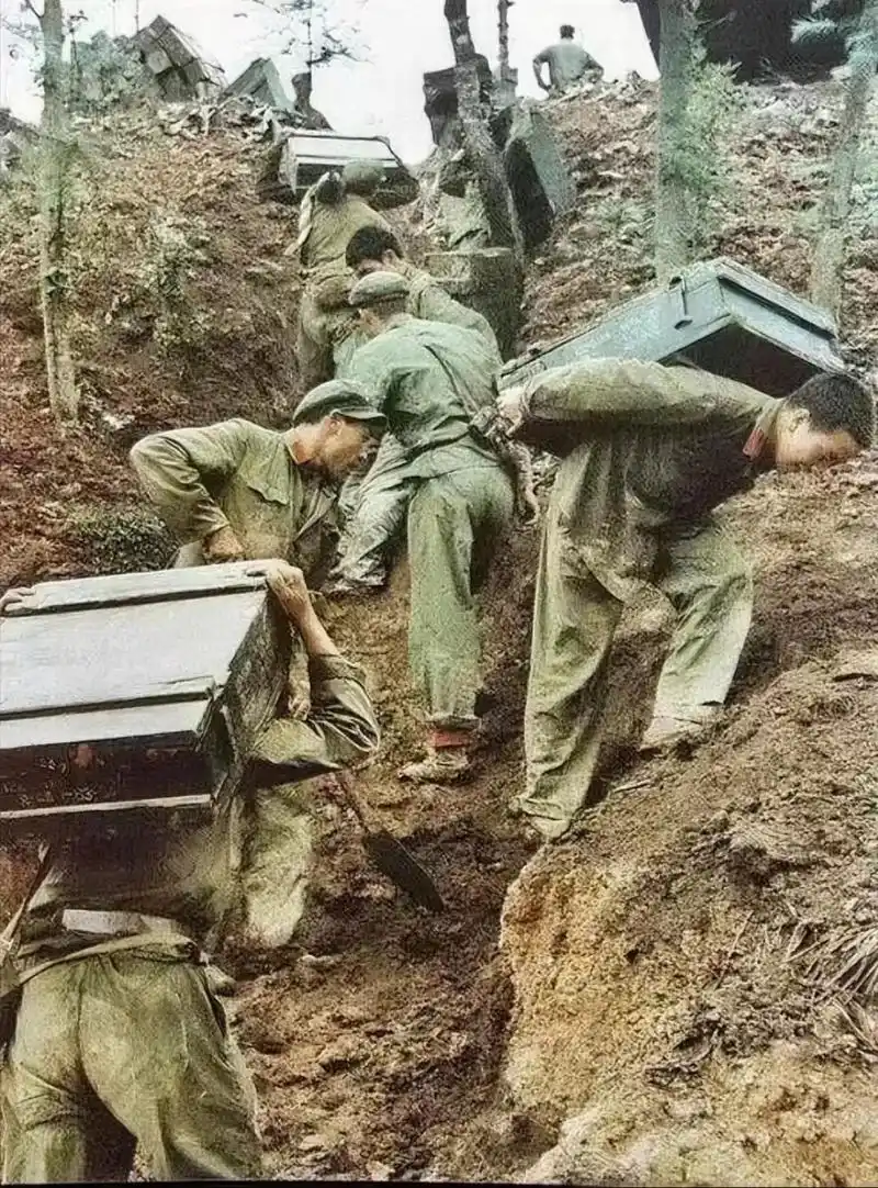 对越自卫反击战中的真实场景,解放军战士背负着一个沉重的木箱子,在